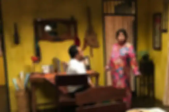 Sebuah adegan Dul dan Atun dalam sinetron 'Si Doel Anak Sekolahan'.