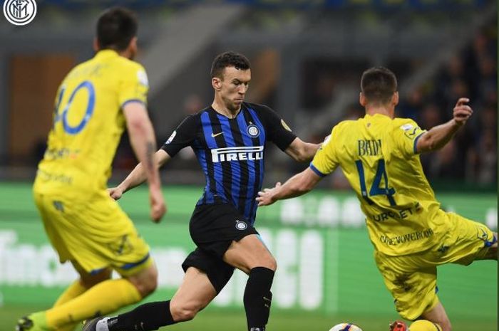 Penyerang Inter Milan, Ivan Perisic (tengah). 