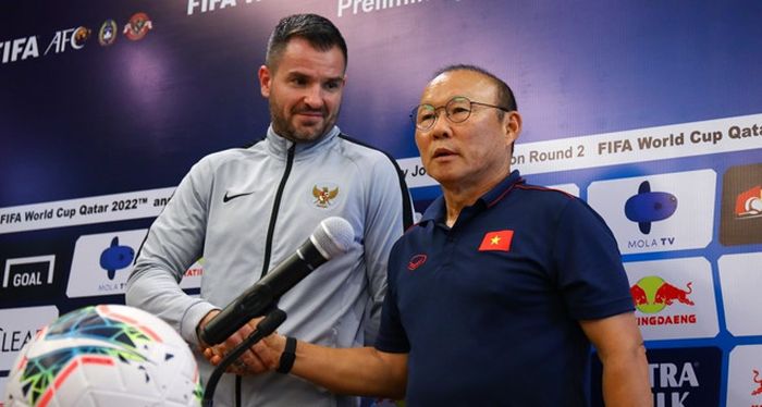 Eks pelatih timnas Indonesia, Simon McMenemy, bersama pelatih timnas Vietnam, Park Hang-seo dalam sesi jumpa pers jelang melawan Indonesia dalam lanjutan Kualifikasi Piala Dunia 2022 di Maya, Sanur, Bali, Senin (14/10/2019).