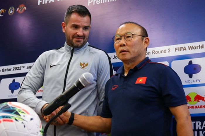 Eks pelatih timnas Indonesia, Simon McMenemy, bersama pelatih timnas Vietnam, Park Hang-seo dalam sesi jumpa pers jelang melawan Indonesia dalam lanjutan Kualifikasi Piala Dunia 2022 di Maya, Sanur, Bali, Senin (14/10/2019).