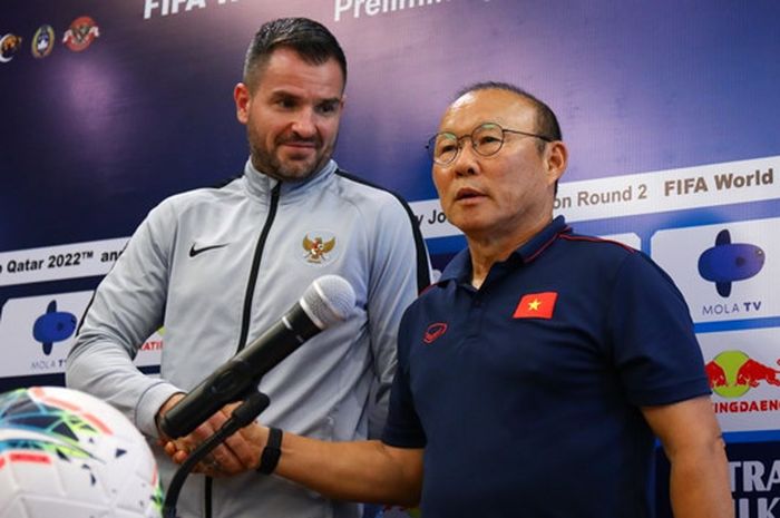 Pelatih timnas Indonesia, Simon McMenemy, bersama pelatih timnas Vietnam, Park Hang-seo dalam sesi jumpa pers jelang melawan Indonesia dalam lanjutan Kualifikasi Piala Dunia 2022 di Maya, Sanur, Bali, Senin (14/10/2019).