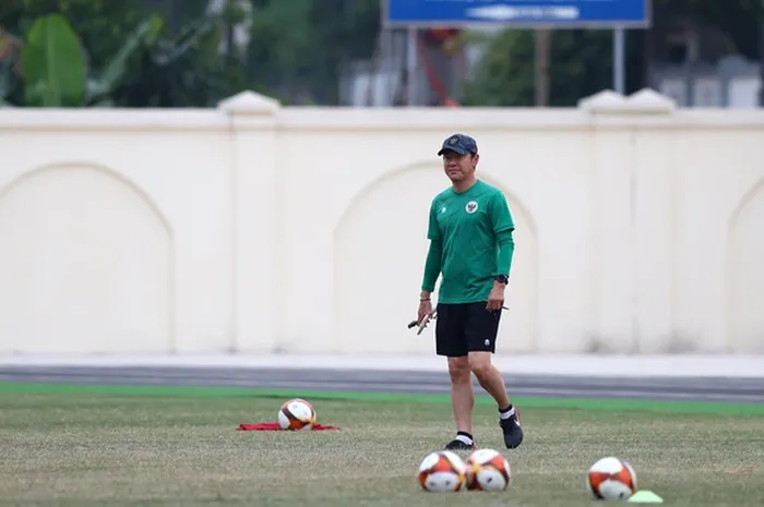 Pelatih Timnas U-23 Indonesia Shin Tae-yong pada sesi latihan di Stadion Tam Nong, Phu Tho pada Kamis (5/5/2022)