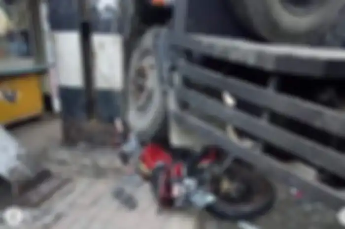 Motor hancur terlindas truk kontainer di Gedong Panjang, Jakbar.