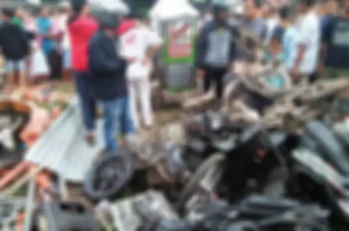 Bangkai motor yang berserakan
