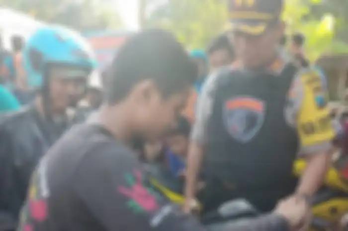 Anak muda menangis lihat motornya hilang di parkiran.
