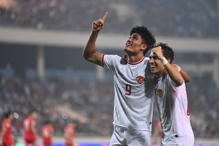 Ramadhan Sananta (kiri) selebrasi dengan Egy Maulana Vikri seusai mencetak gol ketiga Timnas Indonesia kontra Vietnam dalam Kualifikasi Piala Dunia 2026 di Stadion My Dinh, Hanoi, Selasa (26/3/2024) malam.