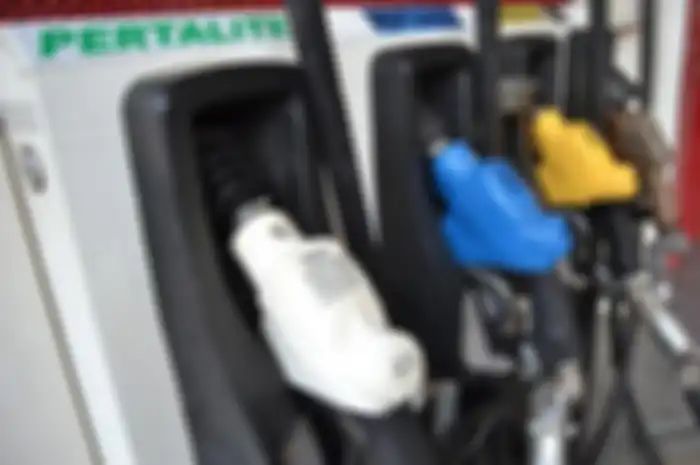 Pertalite masih dijual Rp 10.000 per liter atau masih belum turun disaat harga minyak dunia mengalami penurunan. (foto ilustrasi)