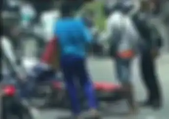 Video Pemotor Yamaha R15 Ngamuk Usai Senggolan, Motor Bebek Diinjak-injak, Warga Ketakutan