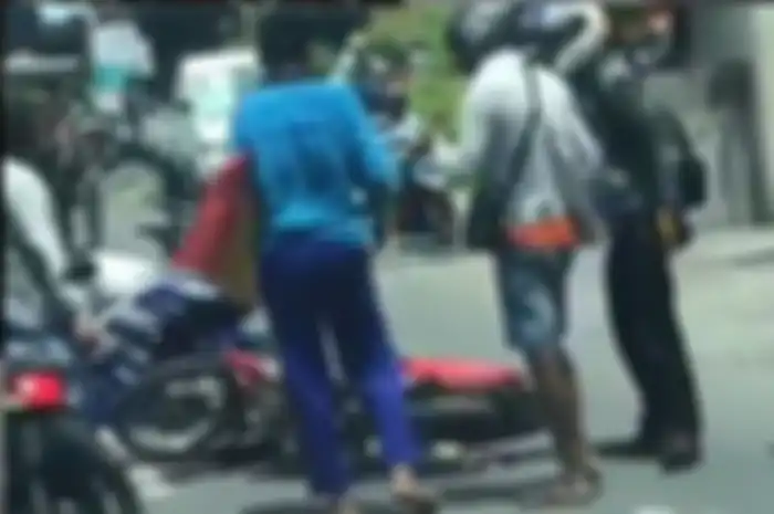 Dua pemotor terlibat keributan di Bali, motor bebek sempat diinjak-injak.