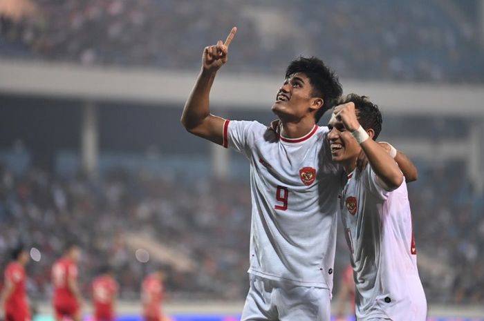 Ramadhan Sananta (kiri) selebrasi dengan Egy Maulana Vikri untuk mencetak gol ketiga Timnas Indonesia kontra Vietnam dalam Kualifikasi Piala Dunia 2026 di Stadion My Dinh, Hanoi, 26 Maret 2024.