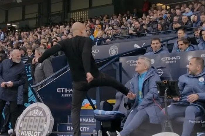 Pep Guardiola menendang bangku pelatih setelah merasa Manchester City dicurangi wasit secara terang-terangan saat menjamu Arsenal dalam Liga Inggris di Stadion Etihad, Senin (23/9/2024) dini hari WIB. 