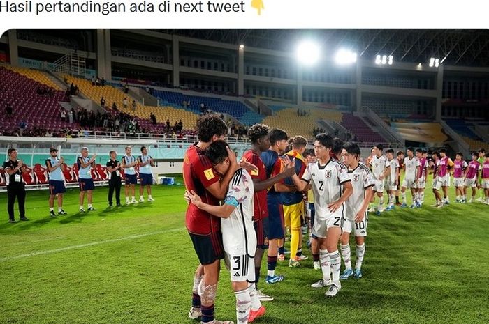 Marc Guiu memeluk pemain Jepang yang menangis usai kekalahan pada babak 16 besar Piala Dunia U-17 2023.