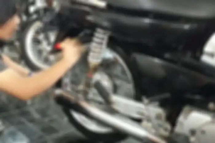 Hindari semir ban usai mencuci motor karena berbahaya.
