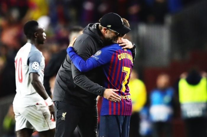 Juergen Klopp memeluk Philippe Coutinho ketika pertandingan Liverpool melawan Barcelona di Stadion Anfield telah usai.