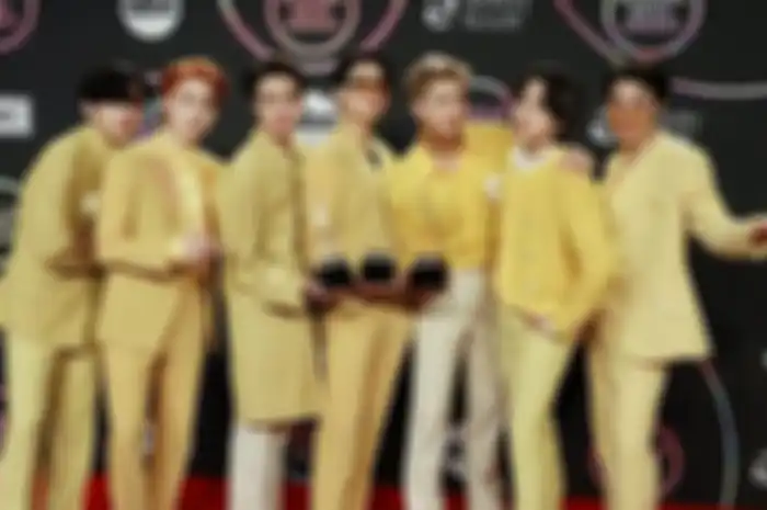 BTS saat Bawa 3 Piala American Music Awards 2021.
