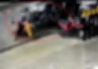 Hati-hati Kalau Berhenti.. Miris 3 Bikers Ini Tersambar Mobil Saat Memakai Jas Hujan