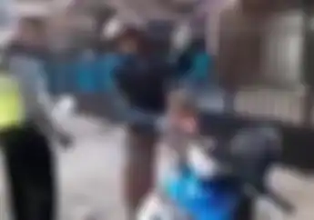 Terciduk Razia, Bapak Ini Malah Kesal Sampai Banting Motor, Polisi Diminta Menunggu