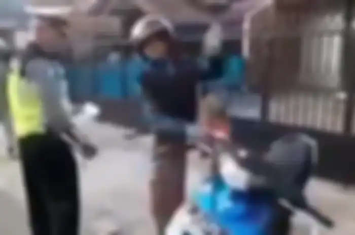 Pemotor ngamuk saat ditilang polisi