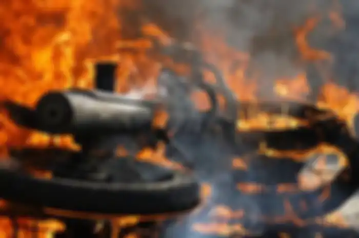 Ilustrasi motor terbakar