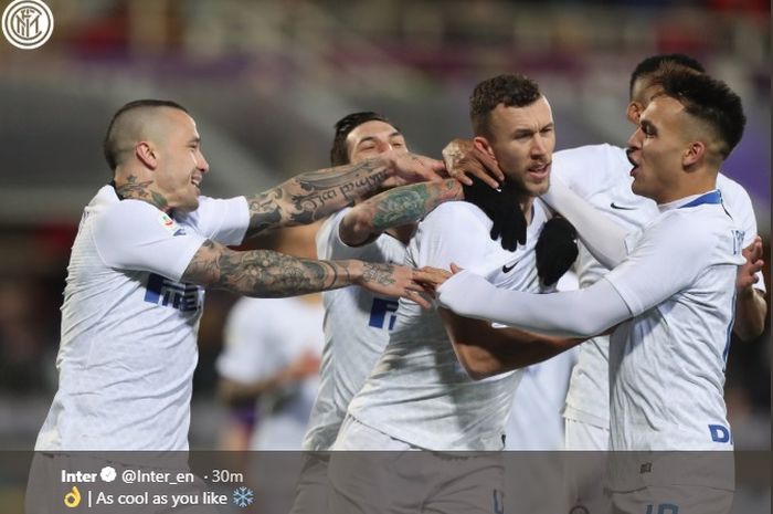 Para pemain Inter Milan merayakan gol yang dicetak Ivan Perisic (tengah) ke gawang Fiorentina dalam laga Liga Italia di Stadion Artemio Franchi, Minggu (24/2/2019).