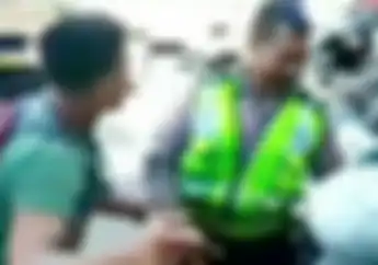 Nasib Pemotor yang Mengamuk dan Pukul Polisi di Jalanan, Gak Berkutik Banjir Air Mata