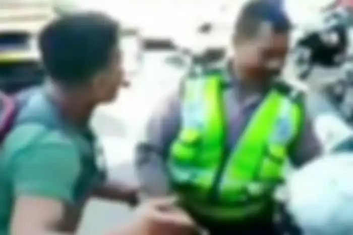 Pemotor mengamuk dan pukul anggota polisi di Makassar.