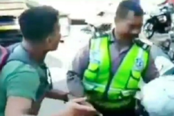 Pemotor mengamuk dan pukul anggota polisi di Makassar.