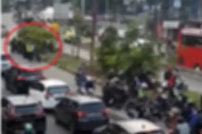 Pemotor melintas di jalur busway
