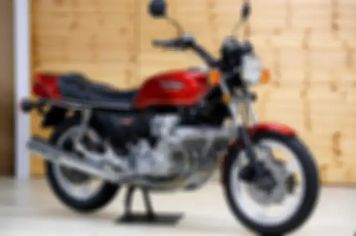 Honda CBX1000 menggunakan mesin 6-silinder