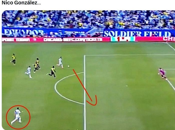 Momen saat Nicolas Gonzalez tiak mengoper ke Lionel Messi.