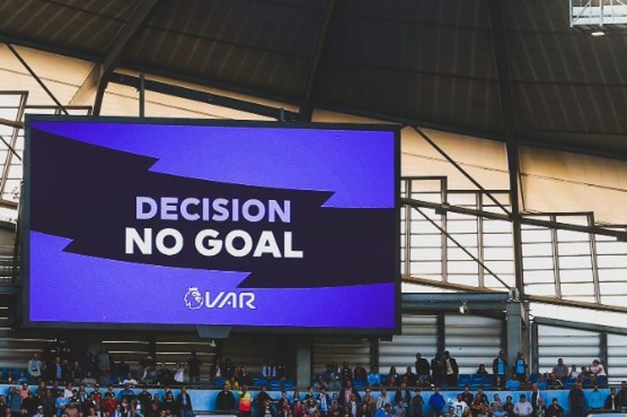 Videotron di Stadion Etihad menampilkan keputusan wasit dan VAR menganulir gol Gabriel Jesus pada laga pekan kedua Liga Inggris 2019-2020 antara Manchester City dan Tottenham Hotspur, 17 Agustus 2019.