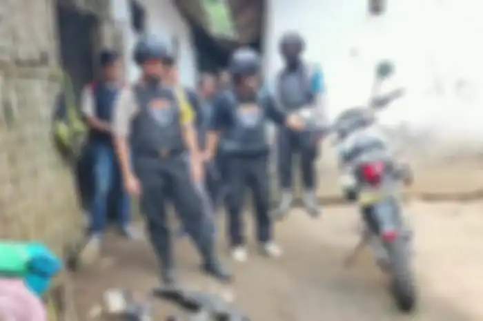 Tim Cobra Polres Lumajang grebek markas begal.