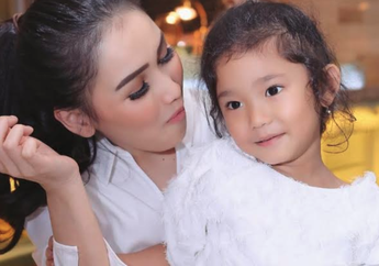 Ditinggal Ayu Ting Ting Umrah, Bilqis Nangis di Bandara