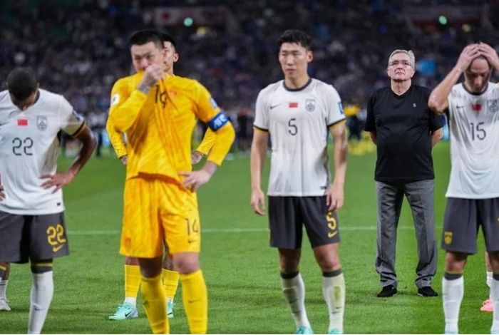 Pelatih Timnas China Branko Ivankovic dan para pemainnya menahan malu luar biasa seusai digasak Jepang 7-0.