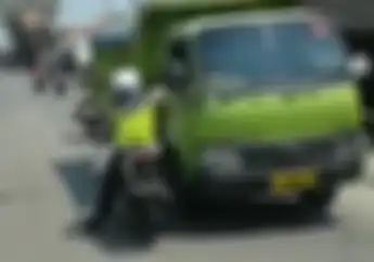 Jangan Ditiru! Beredar Video Polisi Diduga Lakukan Pungli Ke Sopir Truk