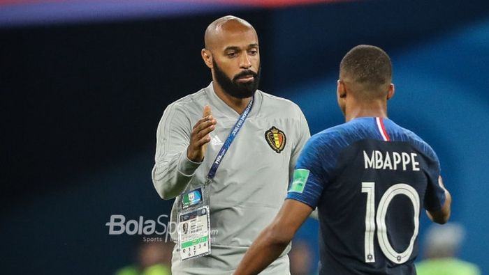 Thierry Henry menyalami Kylian Mbappe usai laga Belgia Vs Prancis pada semifinal Piala Dunia 2018.