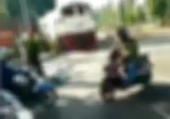 Video Detik-detik Nyawa Pemotor Hanya Beberapa Meter, Santai Lewati Perlintasan Kereta Api