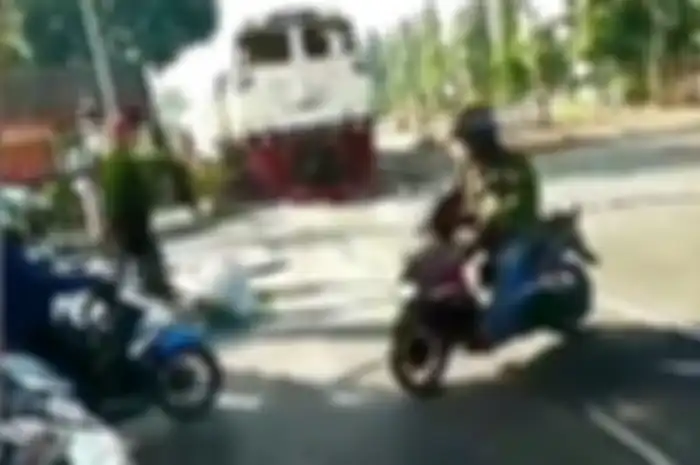 Pemotor nyaris tertabrak kereta api di Kiaracondong, Bandung.