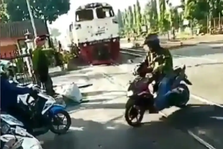 Video Detik-detik Nyawa Pemotor Hanya Beberapa Meter, Santai Lewati Perlintasan Kereta Api