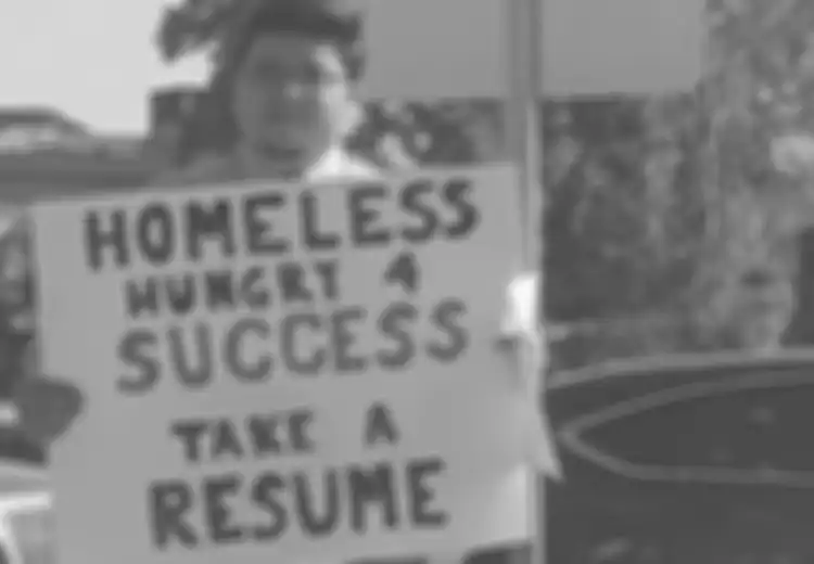 Berdiri di Pinggir Jalan dengan Poster dan Resume untuk Cita-citanya, Pria Ini pun Akhirnya Ditawari 200 Pekerjaan