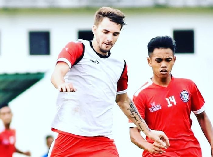 Gelandang asal Uzbekistan, Pavel Smolyachenko, saat mengikuti sesi latihan bersama Arema FC pada 11 April 2019.