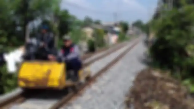 Lori motor melewati rel kereta