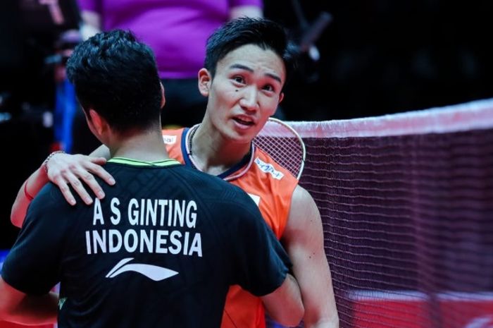 Pebulu tangkis tunggal putra Indonesia, Anthony Sinisuka Ginting, dan Kento Momota saling berpelukan seusai menjalani laga final BWF World Tour Finals 2019 di Tianhe Gymnasium, Guangzhou, China, Minggu (15/12/2019).