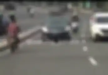 Punya Nyawa Cadangan, Pemotor Kompak Balik Arah Saat Ada Razia di Palmerah, Nyaris Disenggol Mobil