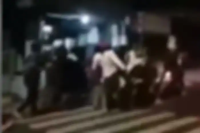 Sok jagoan gerombolan gengster di Bekasi malah kena batunya diringkus polisi, tunggu lawan tawuran sambil pesta minuman keras. (ilustrasi).