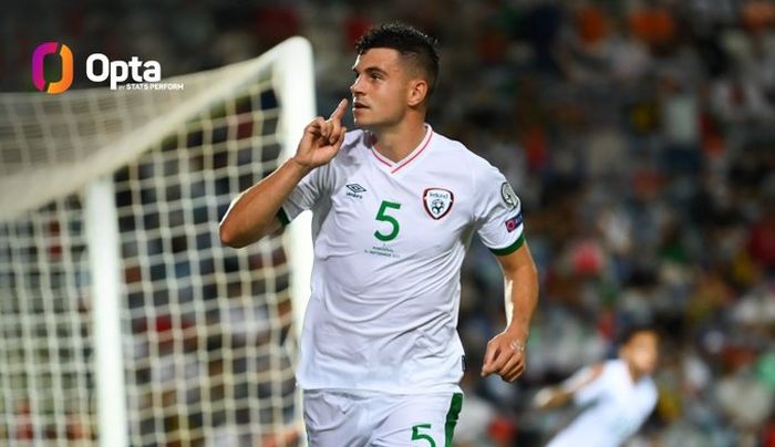 Pemain timnas Republik Irlandia, John Egan, merayakan gol ke gawang timnas Portugal dalam laga Kualifikasi Piala Dunia 2022 zona Eropa pada Kamis (2/9/2021) pukul 01.45 WIB di Stadion Algarve.