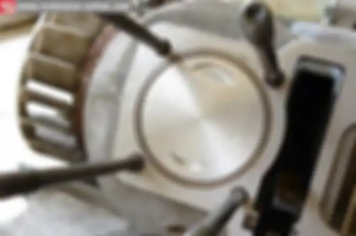 Permukaan piston dibubut dan dibuat rata