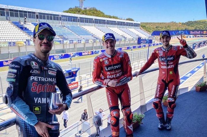 Para penghuni podium balapan MotoGP Spanyol 2021 (dari kiri ke kanan), Franco Morbidelli, Jack Miller, dan Francesco Bagnaia.