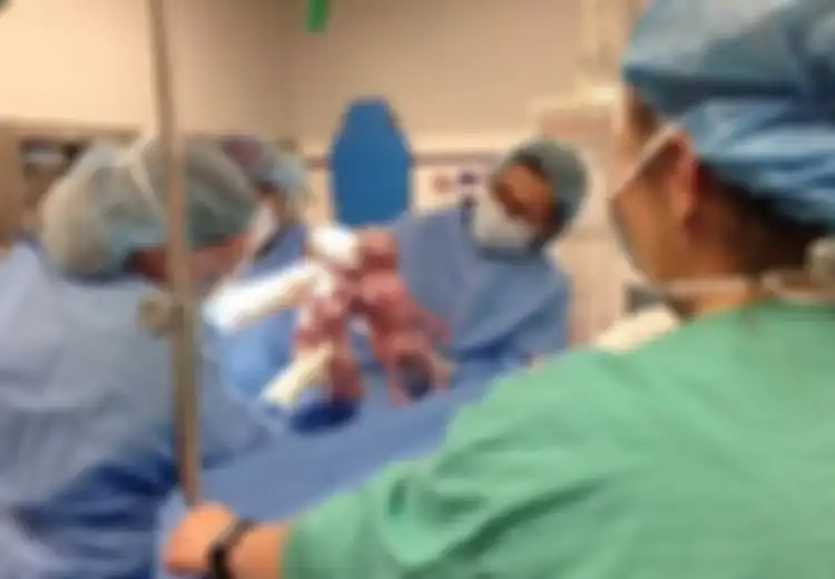 Heboh di Ruang Persalinan! Usai Keluarkan Bayi Kembar Dokter Menjerit Kaget, Bikin Ibu Sang Bayi Penasaran, Ini Rupanya yang Bikin Semua Orang di Ruangan Itu Menangis Haru!