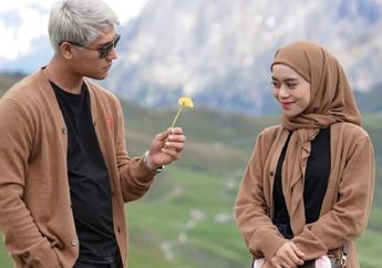 Rizky Billar Unggah Foto Kocak Saat Liburan di Luar Negeri, Netizen Justru Salfok dengan Harga Outfit Lesti Kejora, Ternyata Segini Totalnya